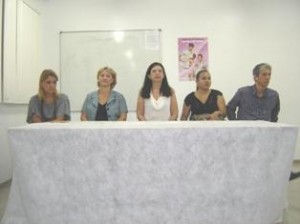 Rosimeire Rodrigues (gerente inteirina da MESM), Almira Alves (vice-reitora da UNCISAL), Rozangela Wyszomirska (Reitora da UNCISAL), Martha Celeste (representante da SESAU) e Telmo Henrique (novo gerente geral da MESM)