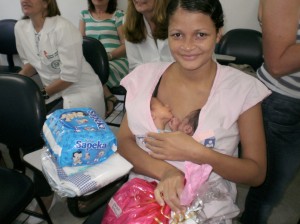 Mães da Enfermaria Canguru recebem kits para bebês